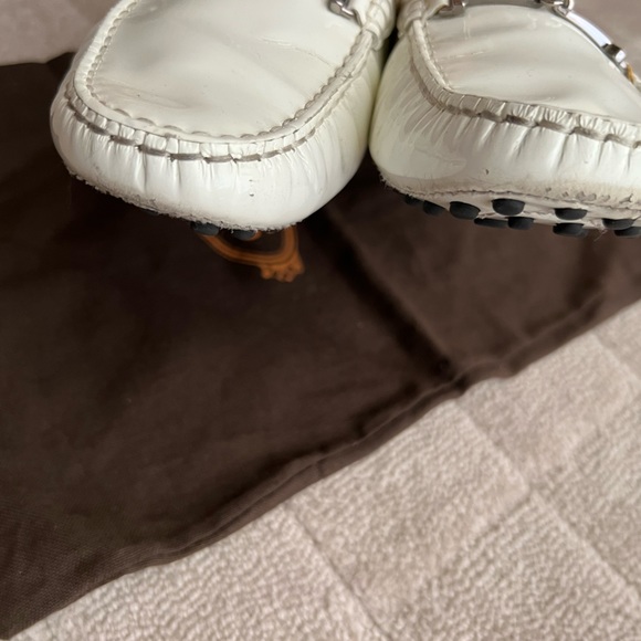 Tod’s Gommino Driving Shoes in White Patent Leather. Size 38. - Picture 6 of 7